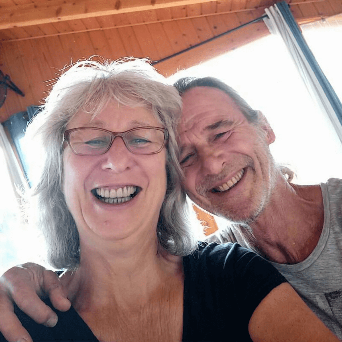 Sylvie et Marc devant leurs grandes baies vitrées